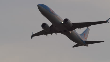 Passenger-plane-in-the-evening-sky