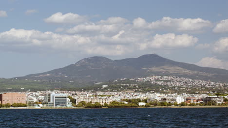 Vista-De-La-Ciudad-Costera-Desde-Un-Velero.