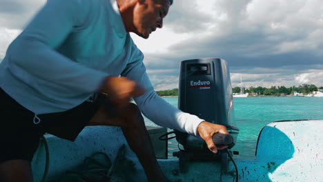 Hombre-Arrancando-Un-Motor-De-Barco-Con-Varios-Intentos.