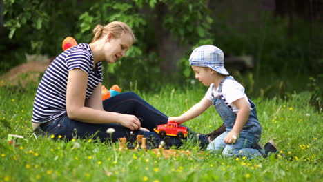Mutter-Und-Sohn-Spielen-Draußen-Auf-Dem-Grünen-Rasen