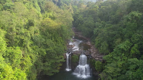 Vista-Aérea-De-La-Cascada-Del-Bosque-Tropical