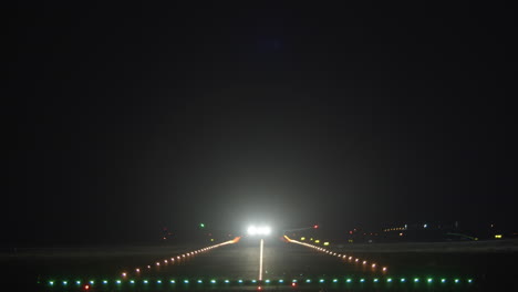 Despegue-Del-Avión-En-El-Cielo-Nocturno