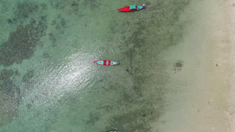 Luftaufnahme-Von-Booten-Am-Strand