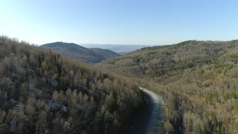 Camión-En-Carretera-Escénica-De-Montaña