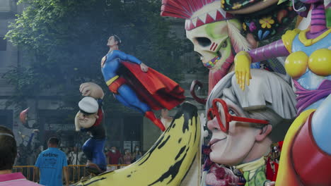 Las-Fallas-Ninot-Ausgestellt-In-Der-Straße-Von-Valencia,-Spanien