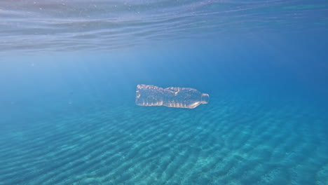 Plastikflasche-Unter-Wasser---Verschmutzungsprobleme-Im-Ozean