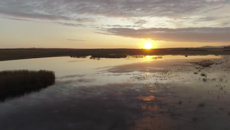 Wolken-Spiegeln-Sich-Im-See