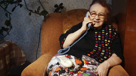 Old-woman-receiving-a-phone-call-in-the-evening