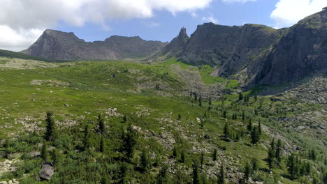 Explora-La-Majestuosa-Belleza-De-Las-Montañas.