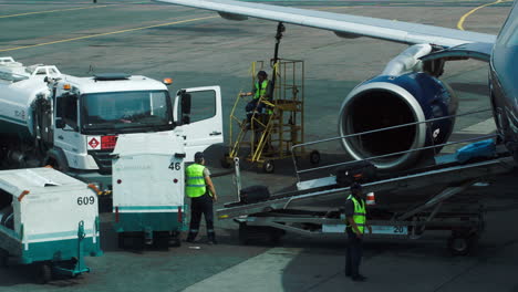 Trabajadores-Sacando-Equipaje-Del-Avión