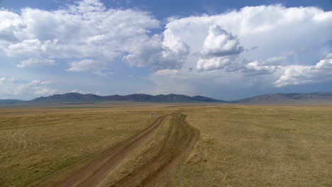 Camino-Bajo-Majestuosas-Nubes