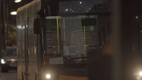 Autobuses-Y-Coches-En-La-Calle-De-La-Ciudad-Nocturna-De-España.