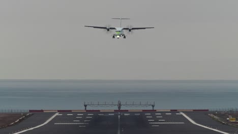 Ein-Flugzeug-Im-Anflug-Auf-Die-Landung