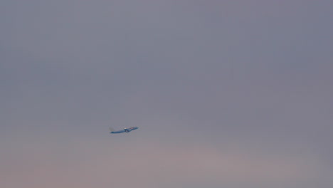 Avión-Vuela-En-La-Niebla