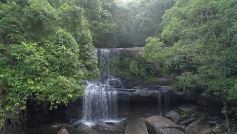 Drone-Sobre-Cascada-En-El-Bosque