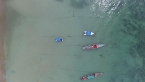 Playa-De-Tailandia-Con-Barcos-Coloridos