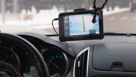Conducir-Un-Coche-Con-Dispositivo-GPS-Sobre-El-Salpicadero