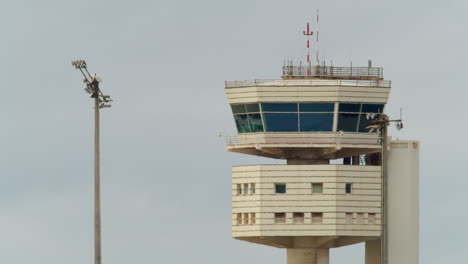 Torre-De-Control-Aéreo-En-El-Aeropuerto