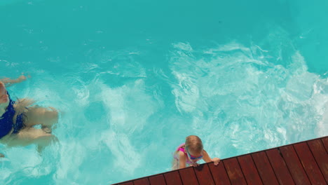 Madre-E-Hija-En-La-Piscina