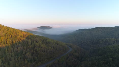 Luftaufnahme-Der-Berglandschaft-Und-Des-Nebligen-Tals