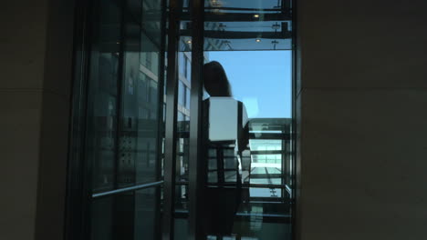 Mujer-Saliendo-Del-Ascensor-Del-Hotel