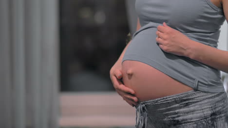Mujer-Embarazada-Acariciando-Y-Abrazando-El-Vientre