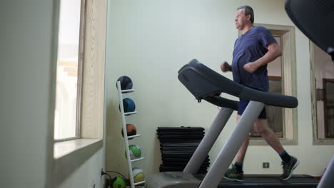 Timelapse-of-a-senior-man-exercising-on-treadmill