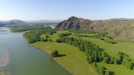 Toma-Aérea-Del-Paisaje-De-Verano-Con-Río