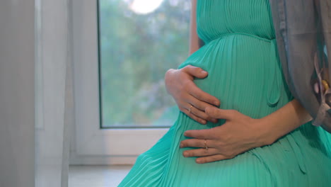 Mujer-Embarazada-Abrazando-El-Vientre