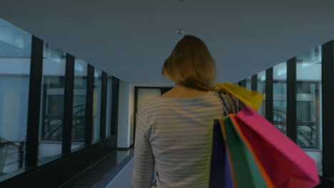 Mujer-Feliz-Después-De-Ir-De-Compras