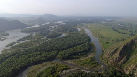 Flug-über-Dem-Majestätischen-Fluss