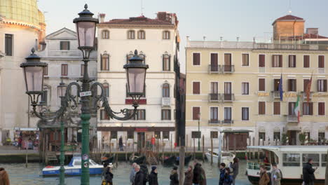 Vista-Panorámica-De-Venecia-Con-Sus-Canales-Y-Casas-Antiguas.