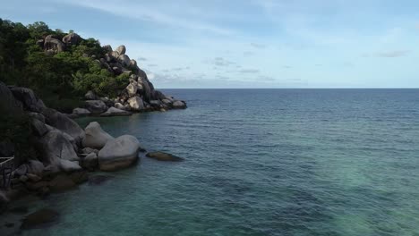 Oase-Am-Meer-Unter-Klarem-Blauen-Himmel