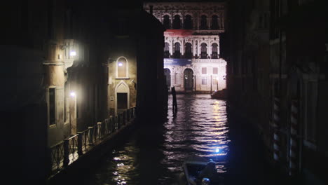 Boot-Segelt-Nachts-Entlang-Des-Kanals-In-Venedig