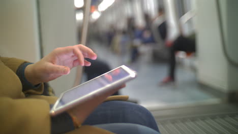 Mujer-En-El-Metro-Usando-Tablet-Pc