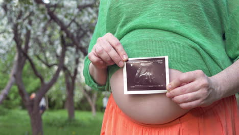 Schwangere-Frau-Mit-Baby-Ultraschalluntersuchung-Im-Freien