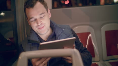 Hombre-Con-Tablet-Pc-Teniendo-Un-Video-Chat-En-El-Autobús