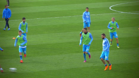 Jugadores-De-Fútbol-Pateando-La-Pelota-En-El-Tren-Previo-Al-Juego