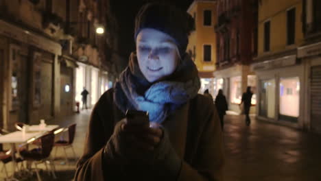 Mujer-Caminando-De-Noche-Y-Charlando-Por-Teléfono-Celular