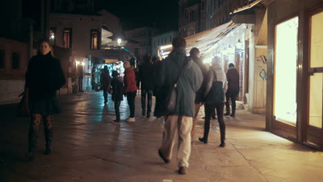 Caminando-Por-La-Calle-Comercial-En-Venecia-Italia