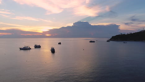 Vuelo-Al-Atardecer-Sobre-Barcos