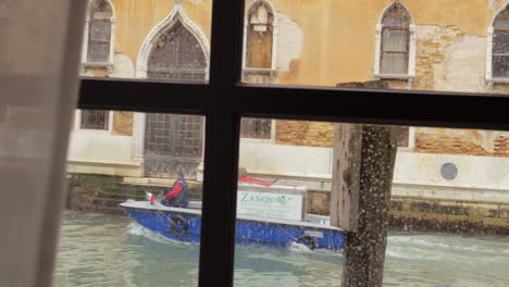 Boot-Mit-Ladung-Segelt-Auf-Dem-Kanal-In-Venedig