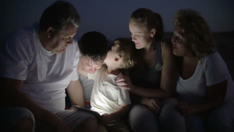 Familia-Numerosa-Y-Niño-Con-Almohadilla-Al-Aire-Libre-Por-La-Noche