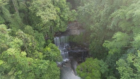 Landung-In-Der-Nähe-Der-Wasserfälle