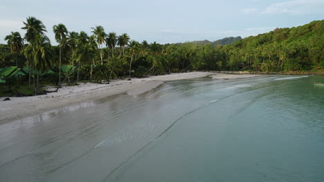 Ruhiger-Flug-über-Leeren-Strand-In-Thailand