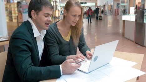 Young-businesspeople-working-outside-the-office