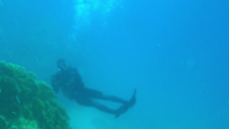 Aqualunger-Mit-Kamera,-Der-Unter-Wasser-Schwimmt