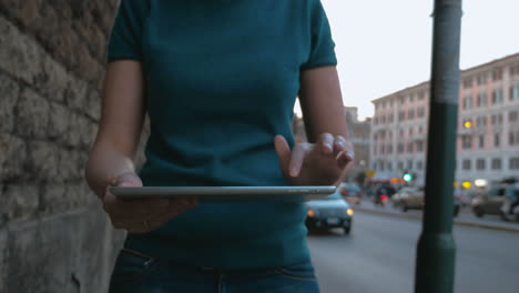 Frau-Geht-Auf-Die-Straße-Und-Benutzt-Einen-Tablet-PC