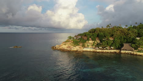 Belleza-De-La-Hora-Dorada-A-La-Orilla-Del-Mar