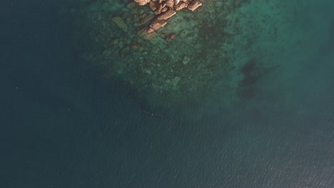 Volando-Sobre-Una-Pequeña-Isla-En-El-Océano